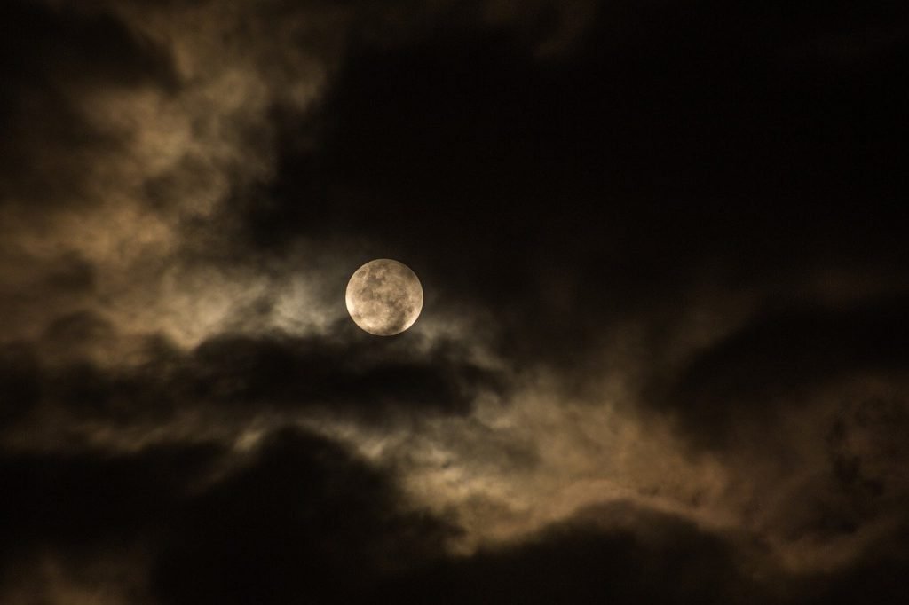 Nubosidad impide ver la Luna