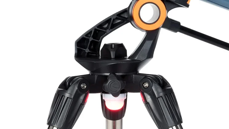 Tornillo de bloqueo en el trípode de los telescopios Celestron Inspire