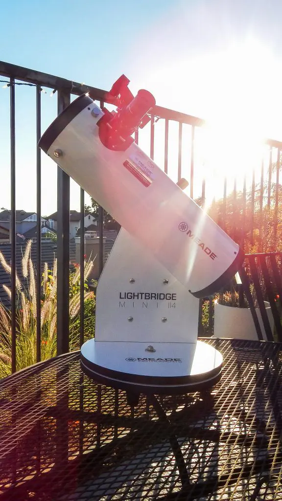 Telescopio Meade Lightbridge Mini sobre mesa