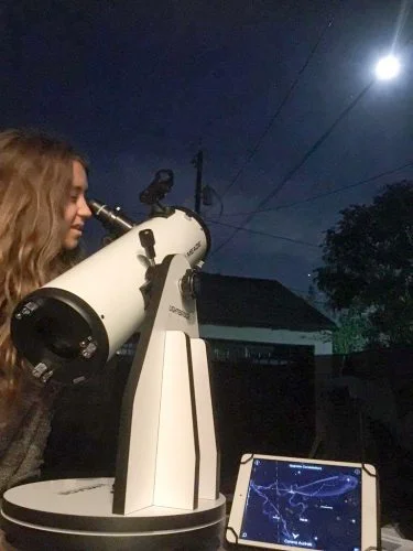 Niña mirando la Luna con Meade Lightbridge Mini 130