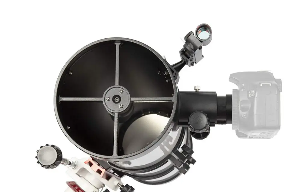 investiga cuál es la diferencia entre un telescopio refractor y otro reflector